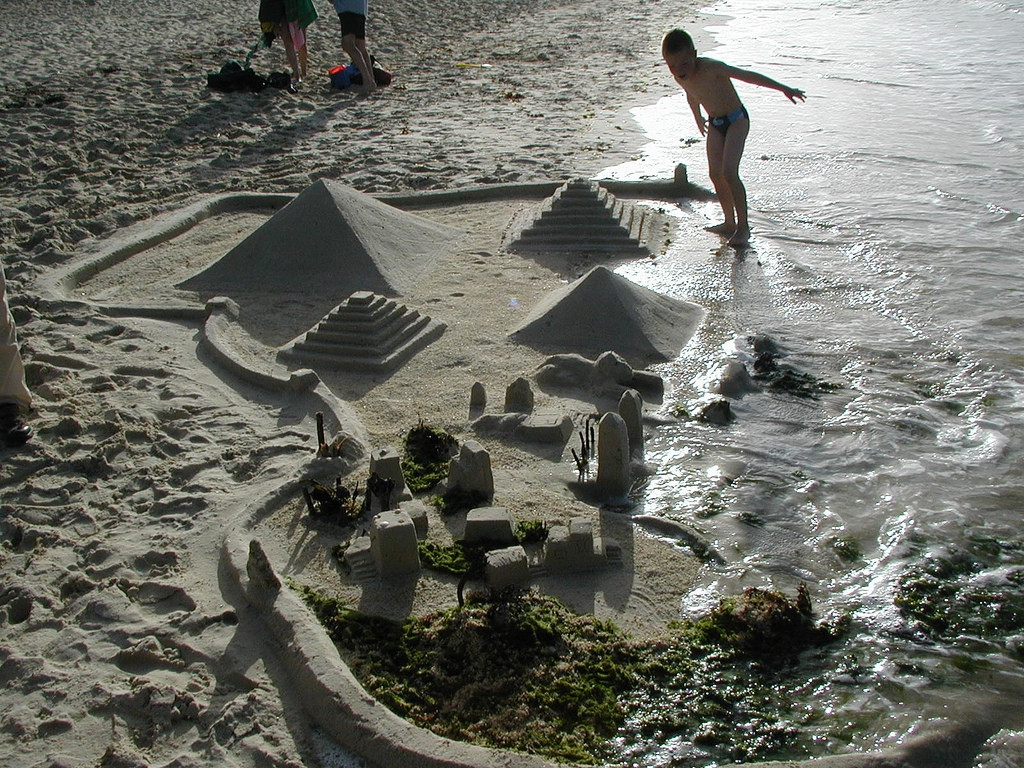 Фигурки из песка в Бриньогане, Франция – фотографии Франции