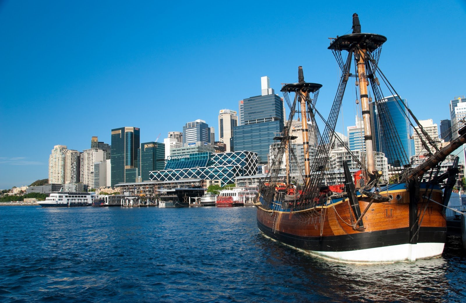 Экскурсионный корабль на пристани в Сиднее, Австралия – фотографии Австралии