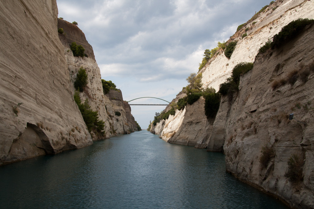 Поездка через знаменитый Коринфский канал, Греция – фотографии Греции