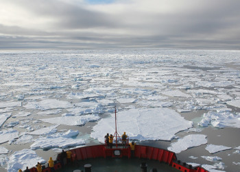 Атомный ледокол с туристами плывёт к Земле Франца-Иосифа – фотографии России
