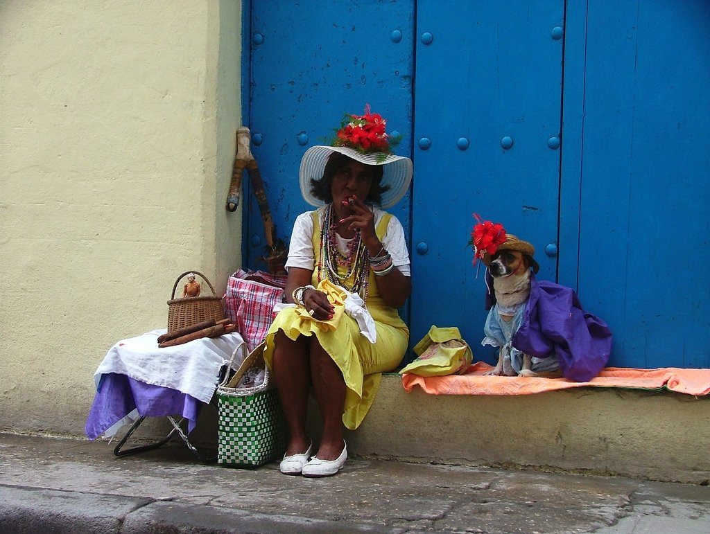 Дама с собачкой в Гаване, Куба – фотографии Кубы