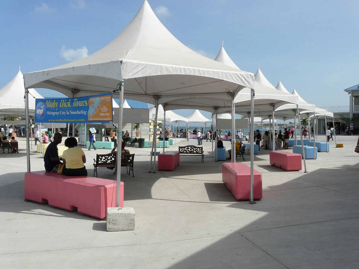 Здесь туристы записываются на экскурсии – фотографии Каймановых островов