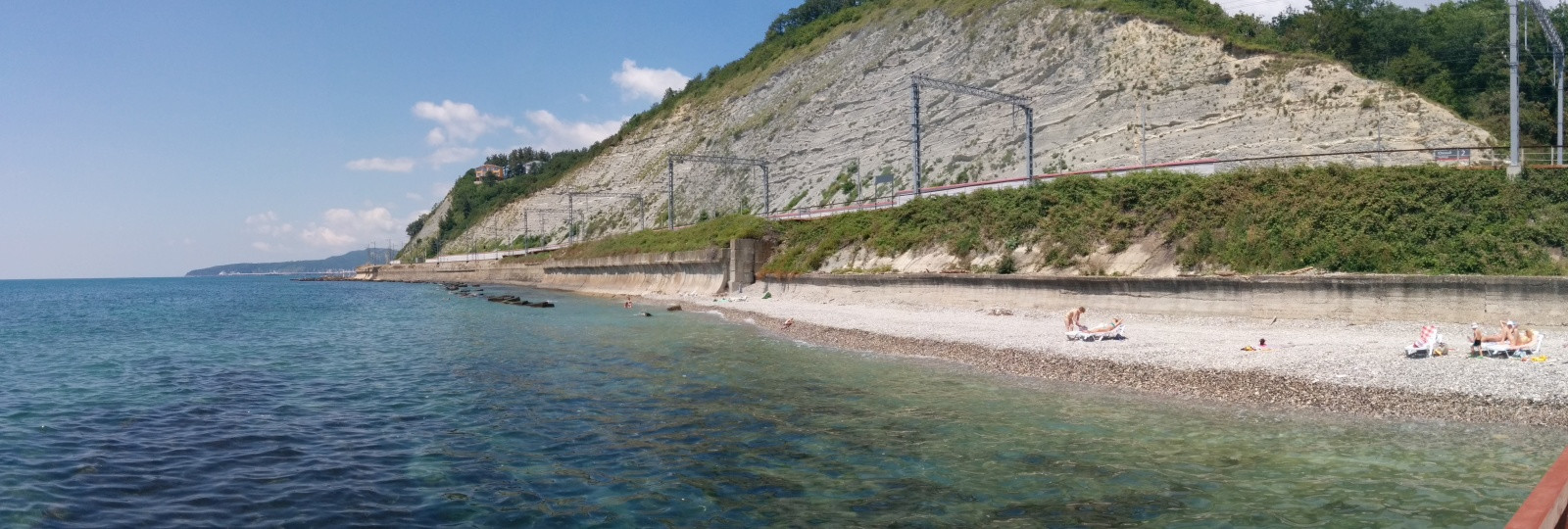 Вдоль побережья проходит железная дорога – фотографии России