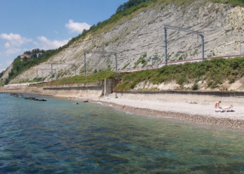 Вдоль побережья проходит железная дорога – фотографии России