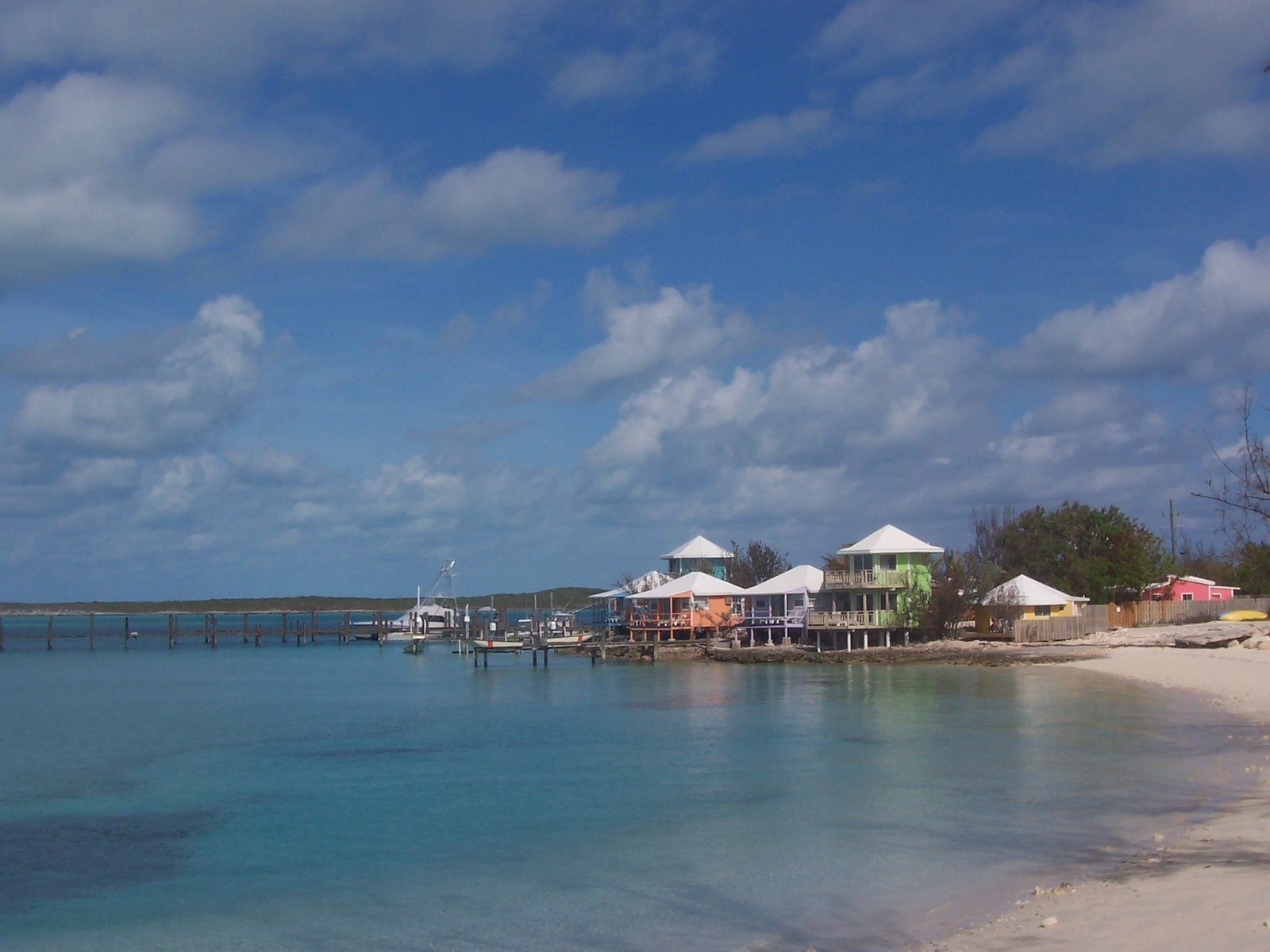 Дома на берегу острова Эксума, Багамские острова – фотографии Багамских островов