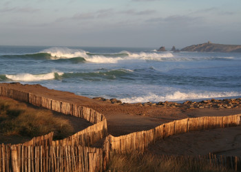 Волны в Кибероне, Франция – фотографии Франции
