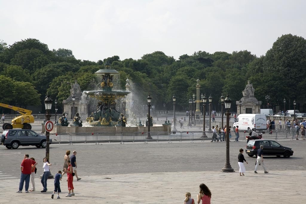 Фонтан в Париже, Франция – фотографии Франции