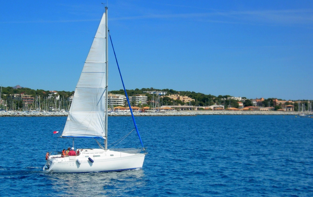 Парусник в Сен-Рафаэль, Франция. Фото 1 – фотографии Франции