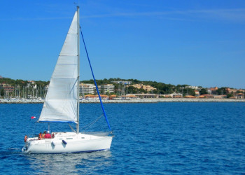 Парусник в Сен-Рафаэль, Франция. Фото 1 – фотографии Франции