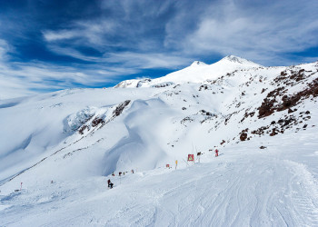 Крутой участок в начале спуска с Мира, Россия – фотографии России