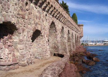 Крепость в Манделье-ля-Напуль, Франция. Фото 1 – фотографии Франции