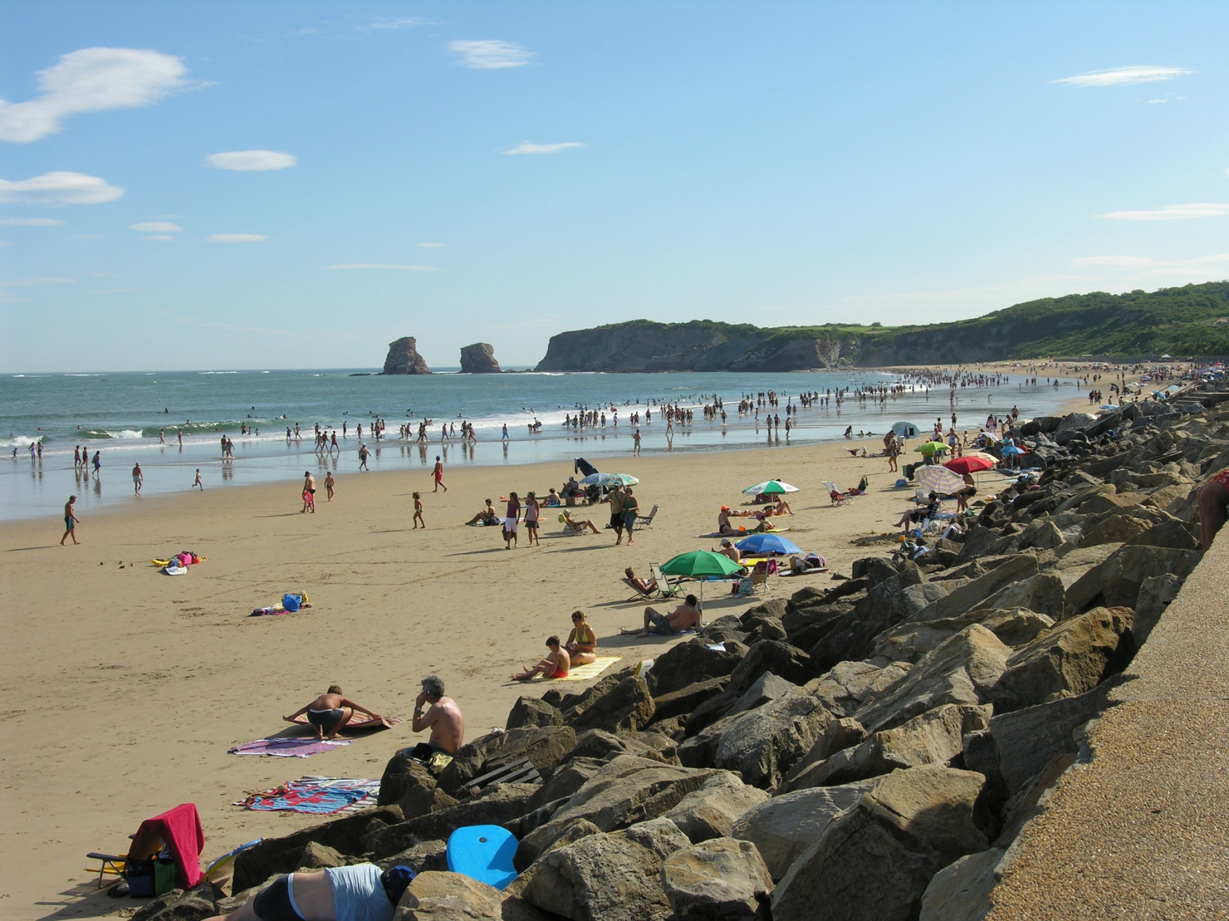 Люди на пляже в Андае, Франция. Фото 2 – фотографии Франции