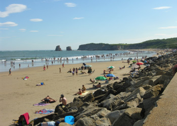 Люди на пляже в Андае, Франция. Фото 2 – фотографии Франции