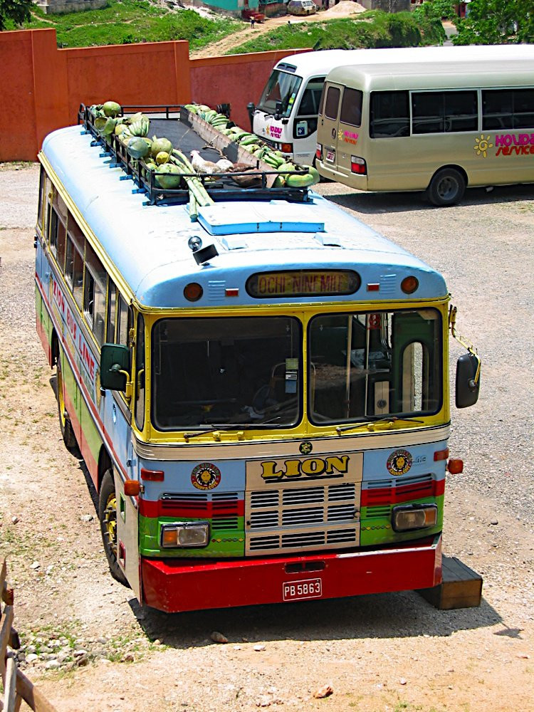 Автобус в Очо Риос, Ямайка – фотографии Ямайки