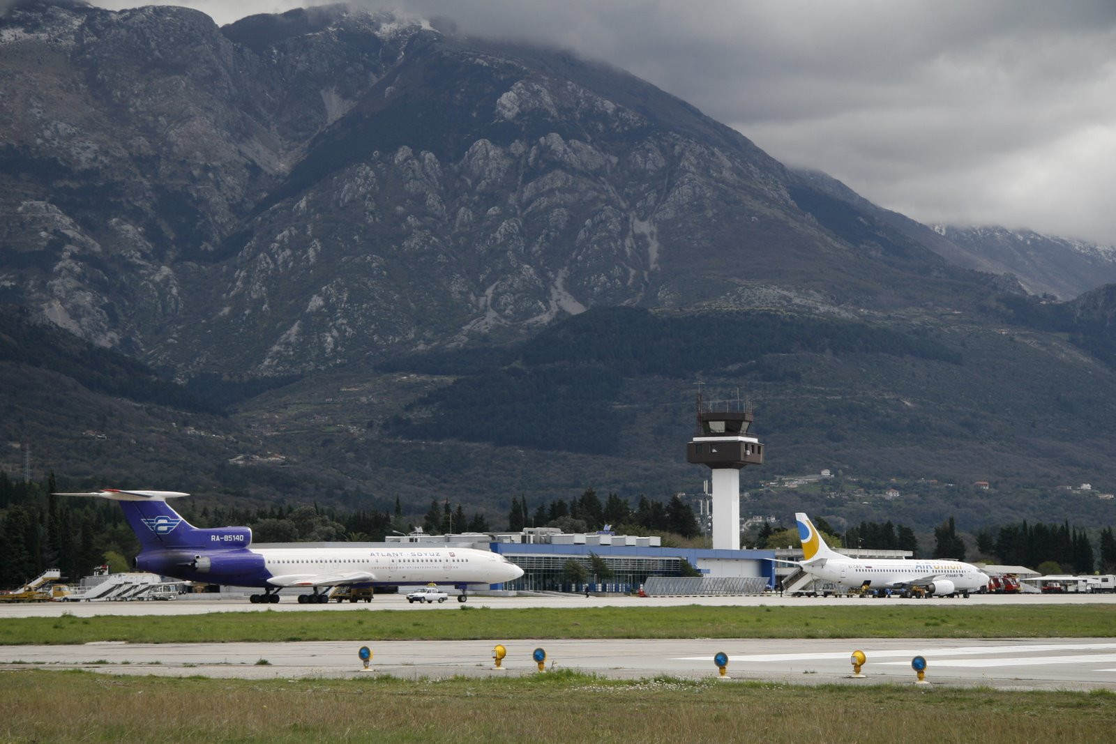 Аэропорт в Тиват, Черногория. Фото 1 – фотографии Черногории