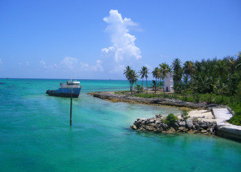 Корабль на острове Андрос, Багамские острова – фотографии Багамских островов