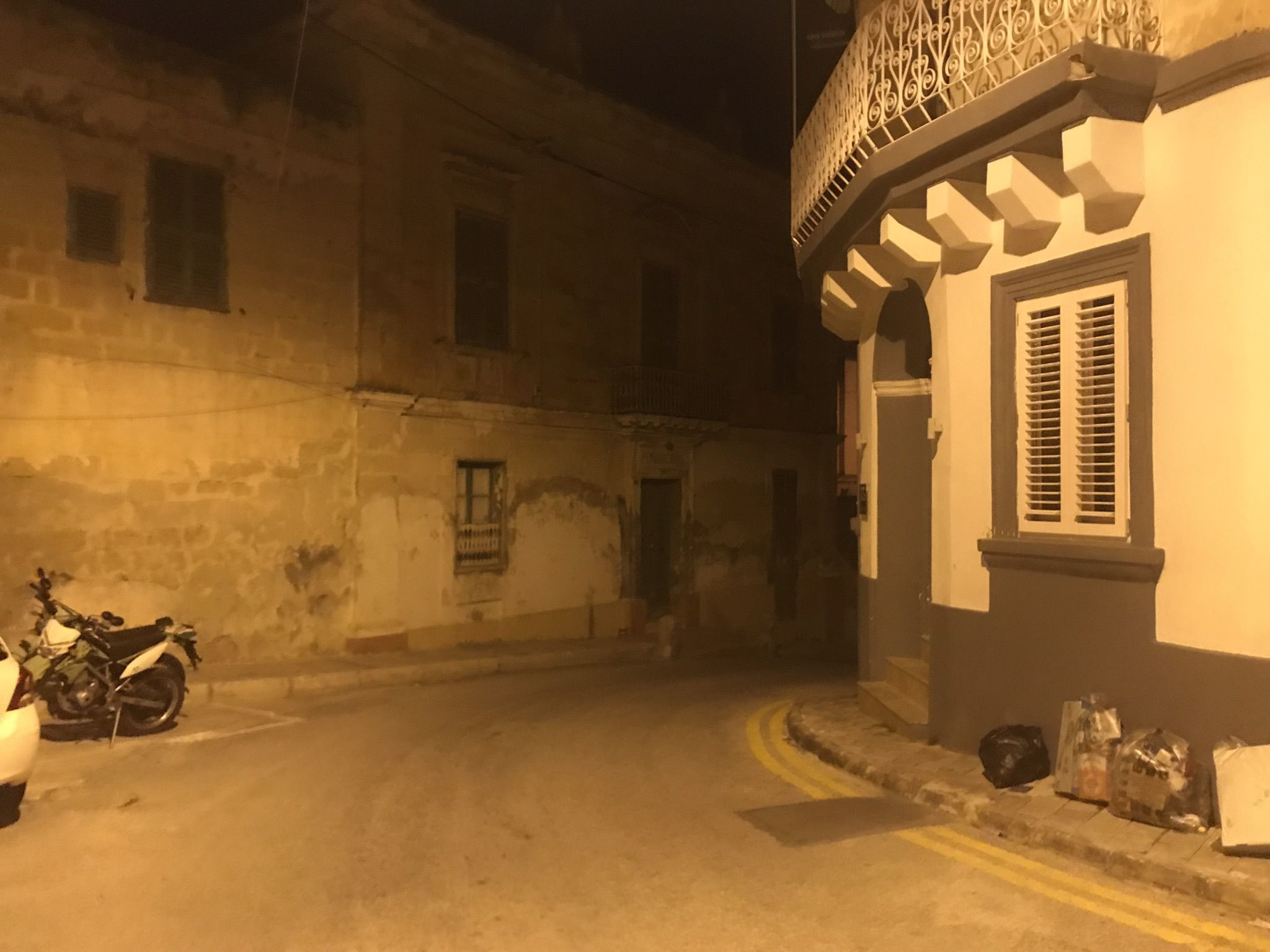 Ночные улочки в районе залива Баллута на Мальте – фотографии Мальты