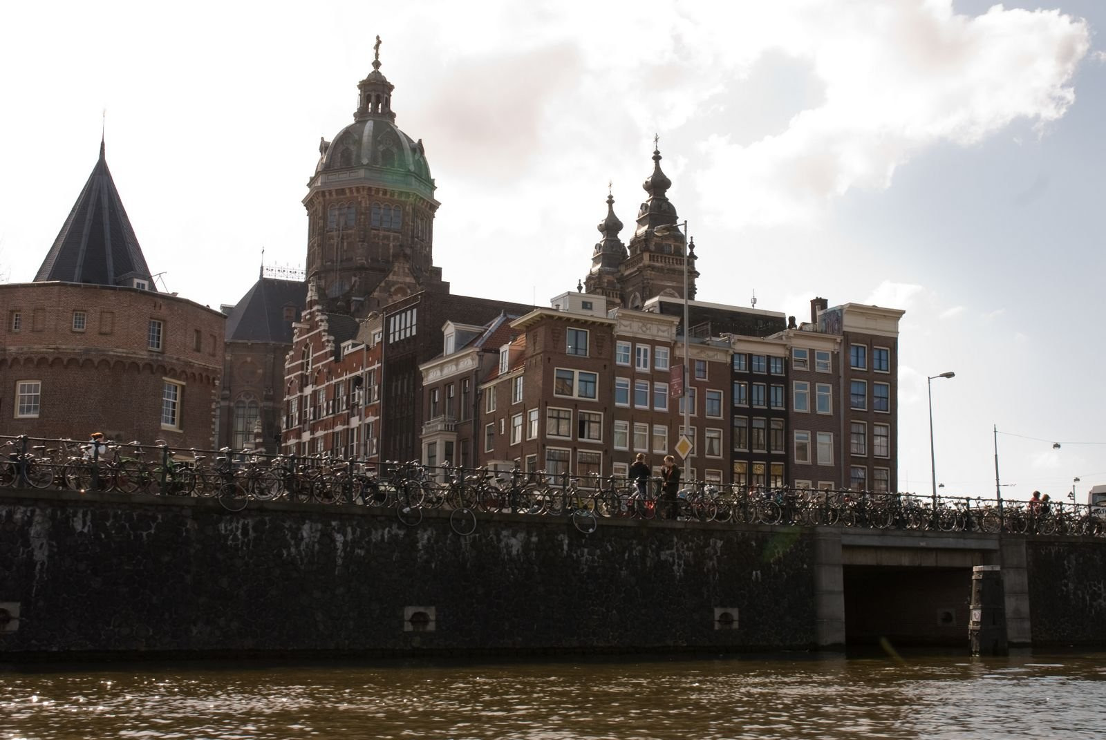 Архитектура на набережной в городе Амстердам, Нидерланды – фотографии Нидерландов