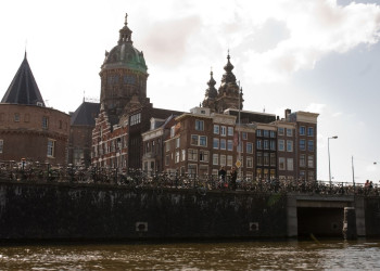 Архитектура на набережной в городе Амстердам, Нидерланды – фотографии Нидерландов