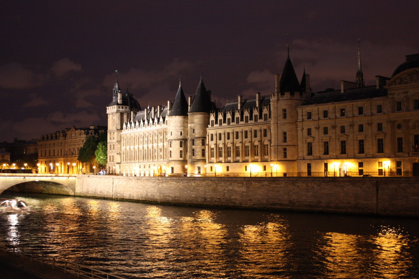 Консьержери в ночное время – фотографии Франции