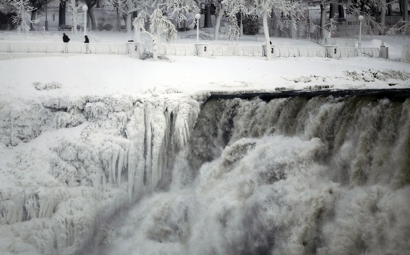 Ниагарский водопад подмёрз, январь 2014 – фотографии Канады