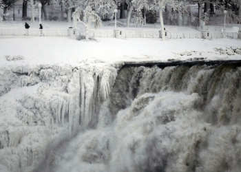 Ниагарский водопад подмёрз, январь 2014 – фотографии Канады