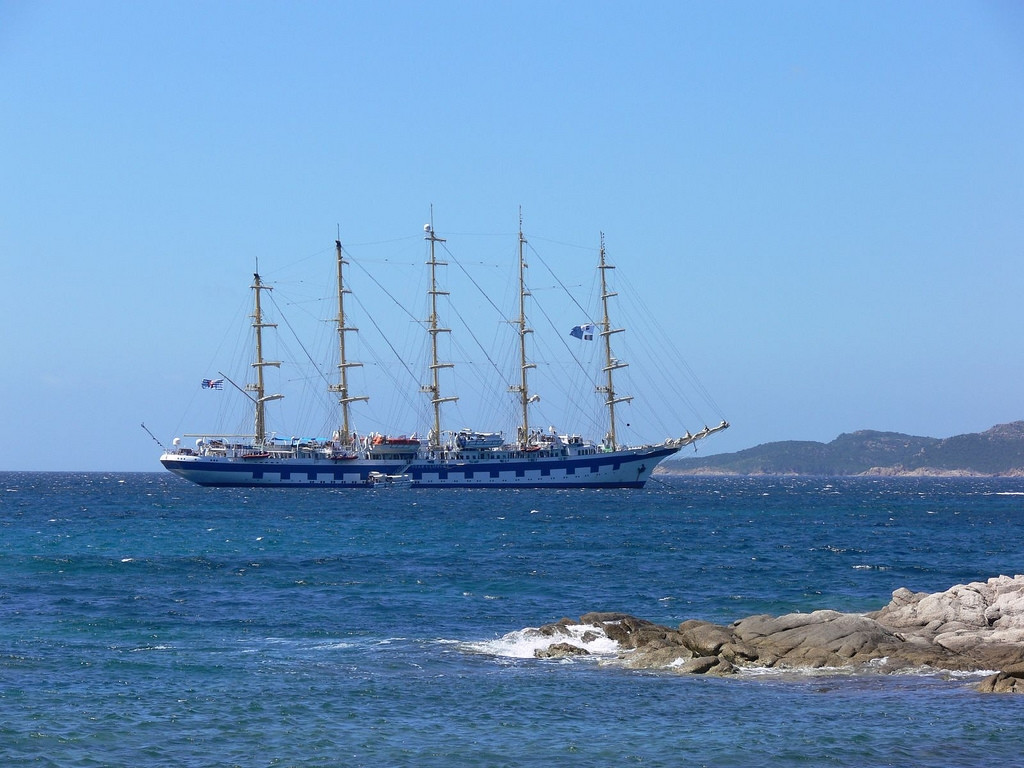 Корабль в Порто-Векьо, Франция – фотографии Франции