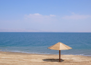 Мёртвое море в Иордании, зонтик – фотографии Иордании