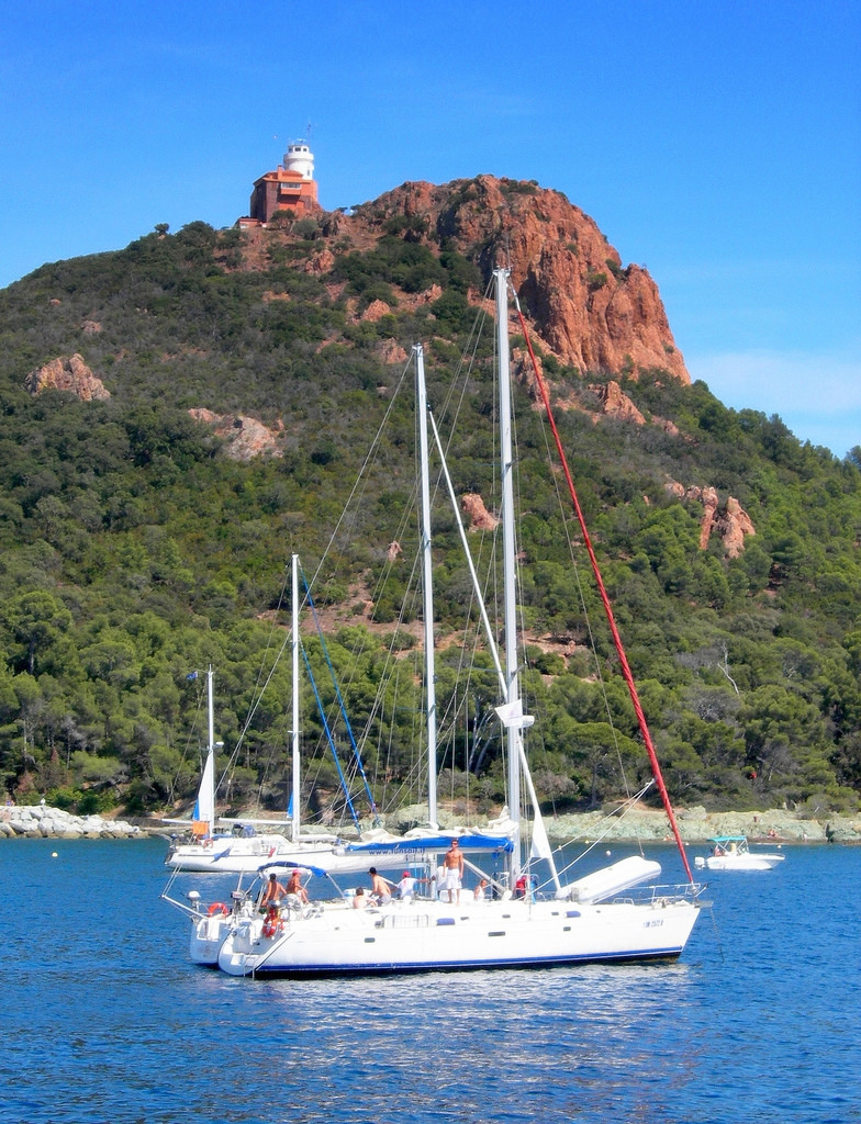 Яхты и катера в Сен-Рафаэль, Франция – фотографии Франции