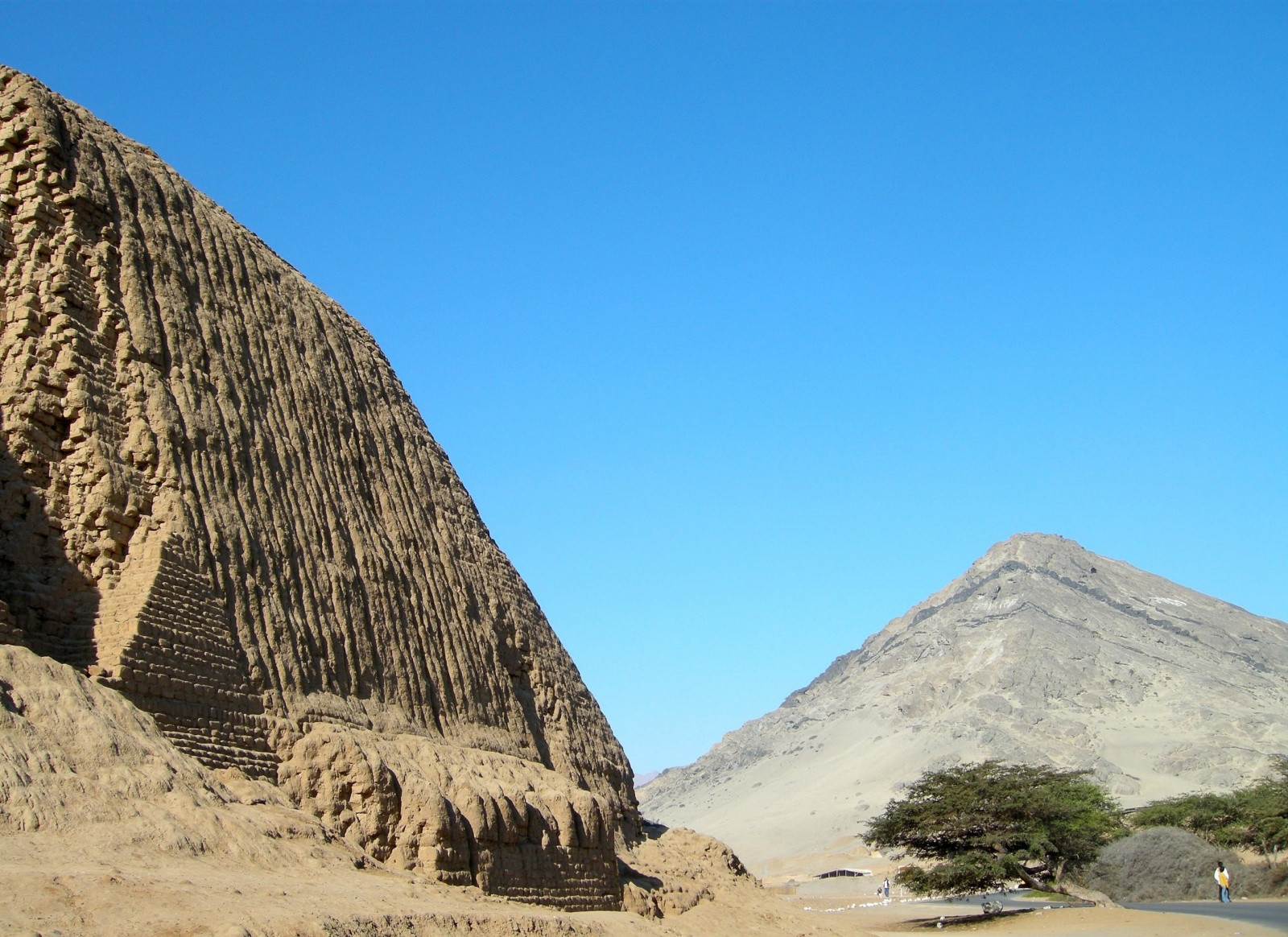 Храм Солнца (Huaca del Sol) в окрестностях города Трухильо – фотографии Перу