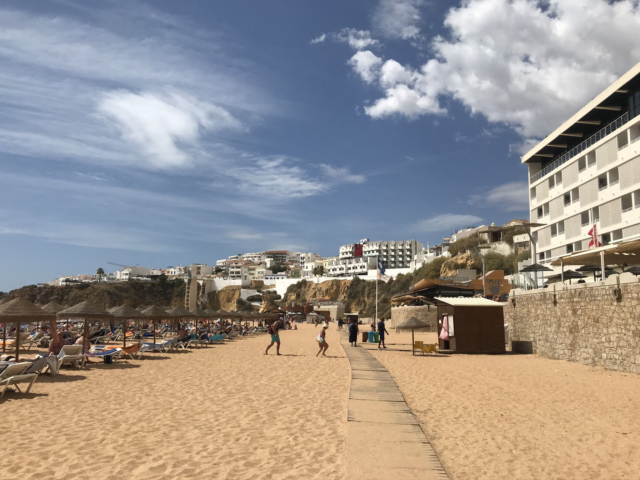 Днём на пляже Албуфейры, Португалия – фотографии Португалии