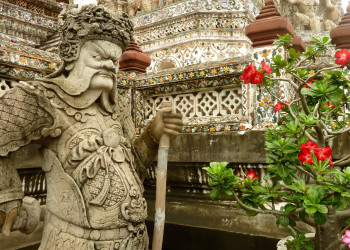 Статуя, украшающая буддийский храм – фотографии Таиланда