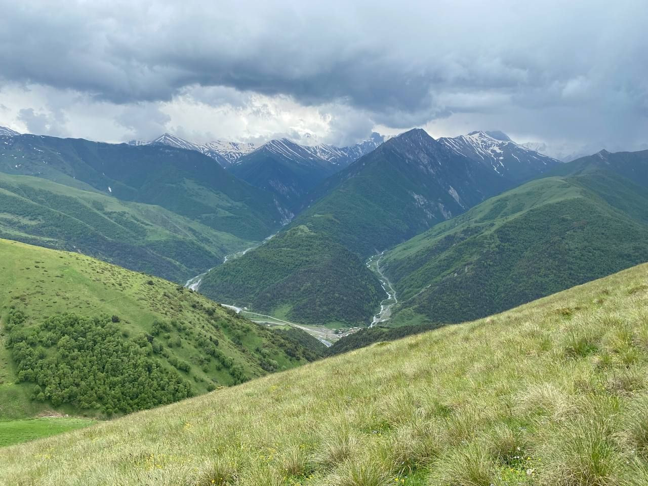 Горные пейзажи ущелья Цмиаком в Северной Осетии, вид с хребта – фотографии России