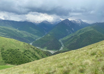 Горные пейзажи ущелья Цмиаком в Северной Осетии, вид с хребта – фотографии России