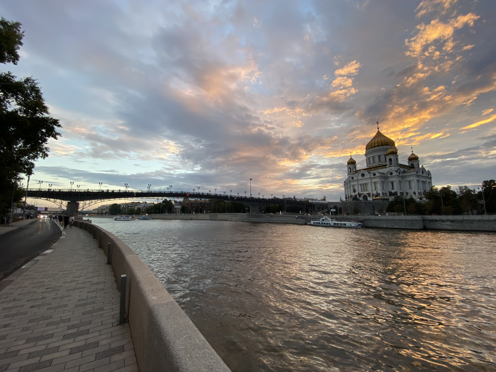 Храм Христа Спасителя с причала "Большой Каменный Мост", Москва – фотографии России