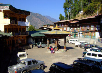 Центральная площадь и молитвенное колесо – фотографии Бутана