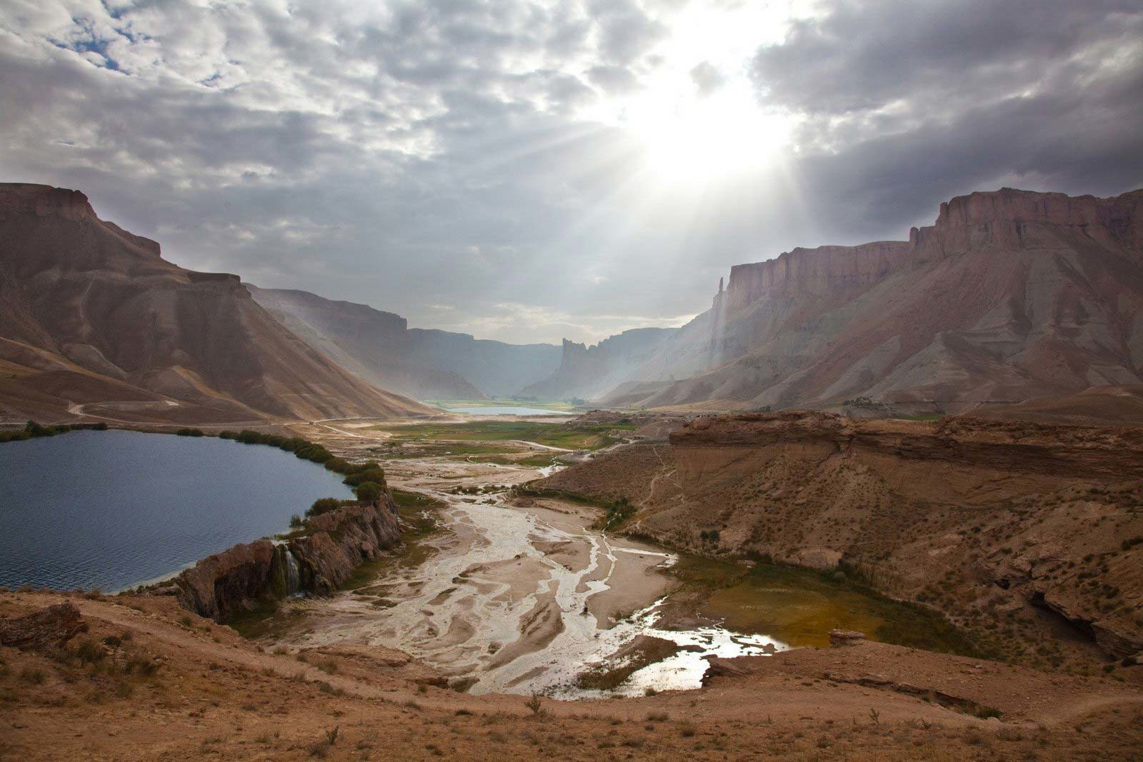 Лучи солнца через облака. Афганистан – фотографии Афганистана