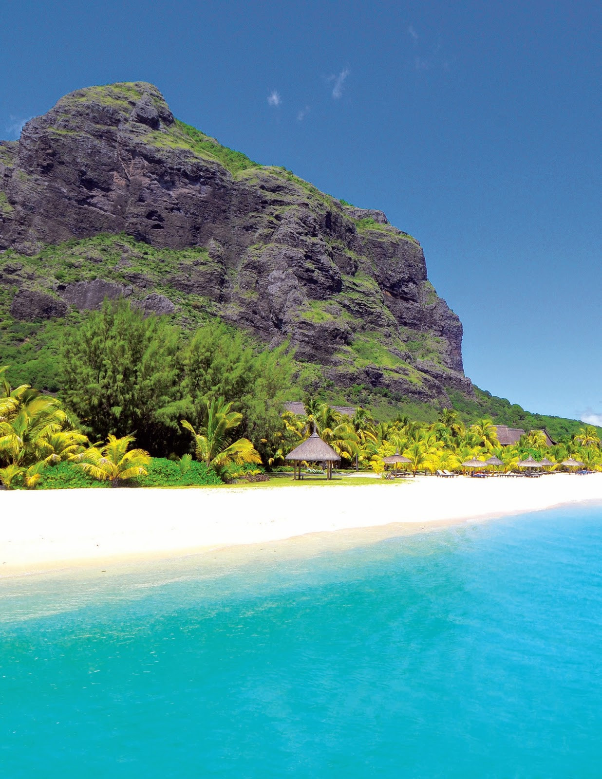 Каменная скала и лазурный берег. Остров Маврикий – фотографии Маврикия