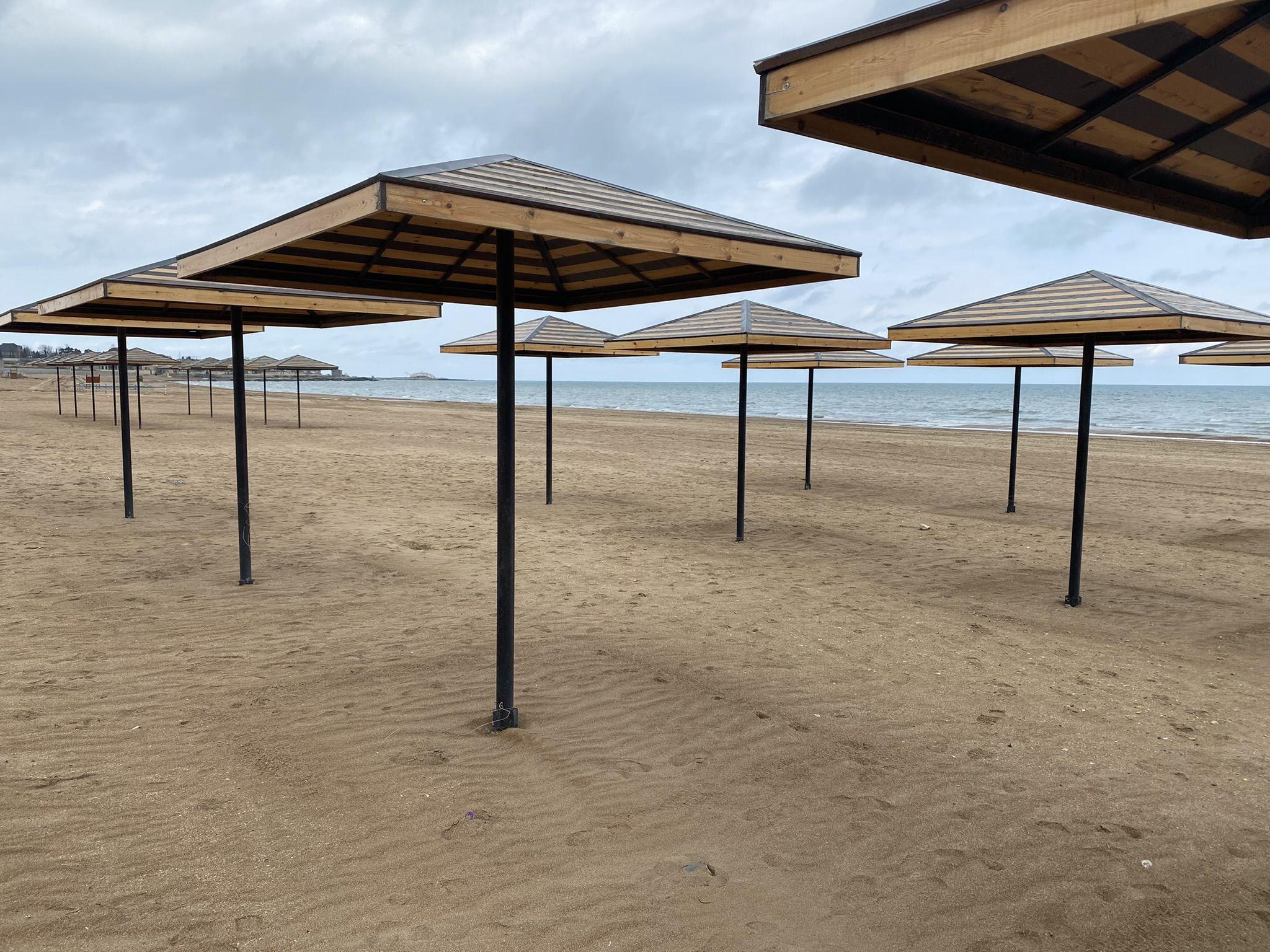 Зонты на пляже в Дербенте у Приморского парка, март 2022 – фотографии России