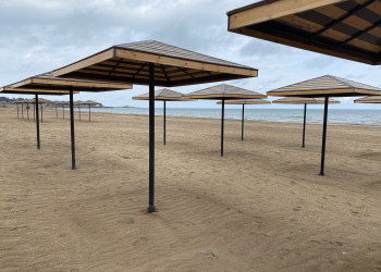 Зонты на пляже в Дербенте у Приморского парка, март 2022 – фотографии России