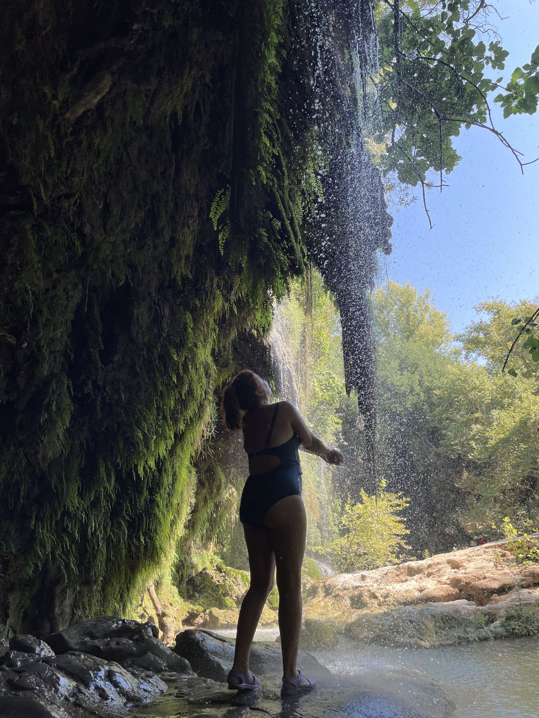 Купаюсь в водопаде – фотографии