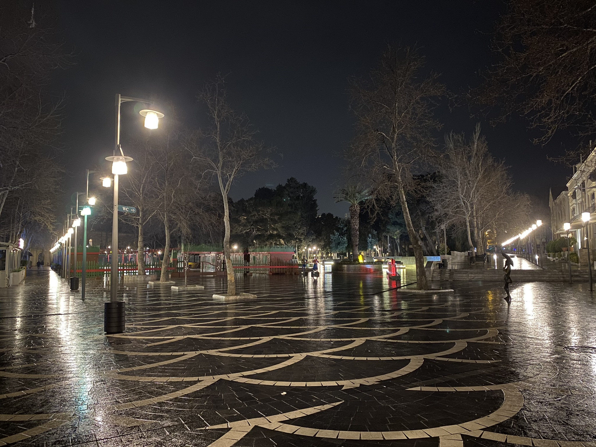 Вид на ночную площадь Фонтанов в Баку – фотографии Азербайджана