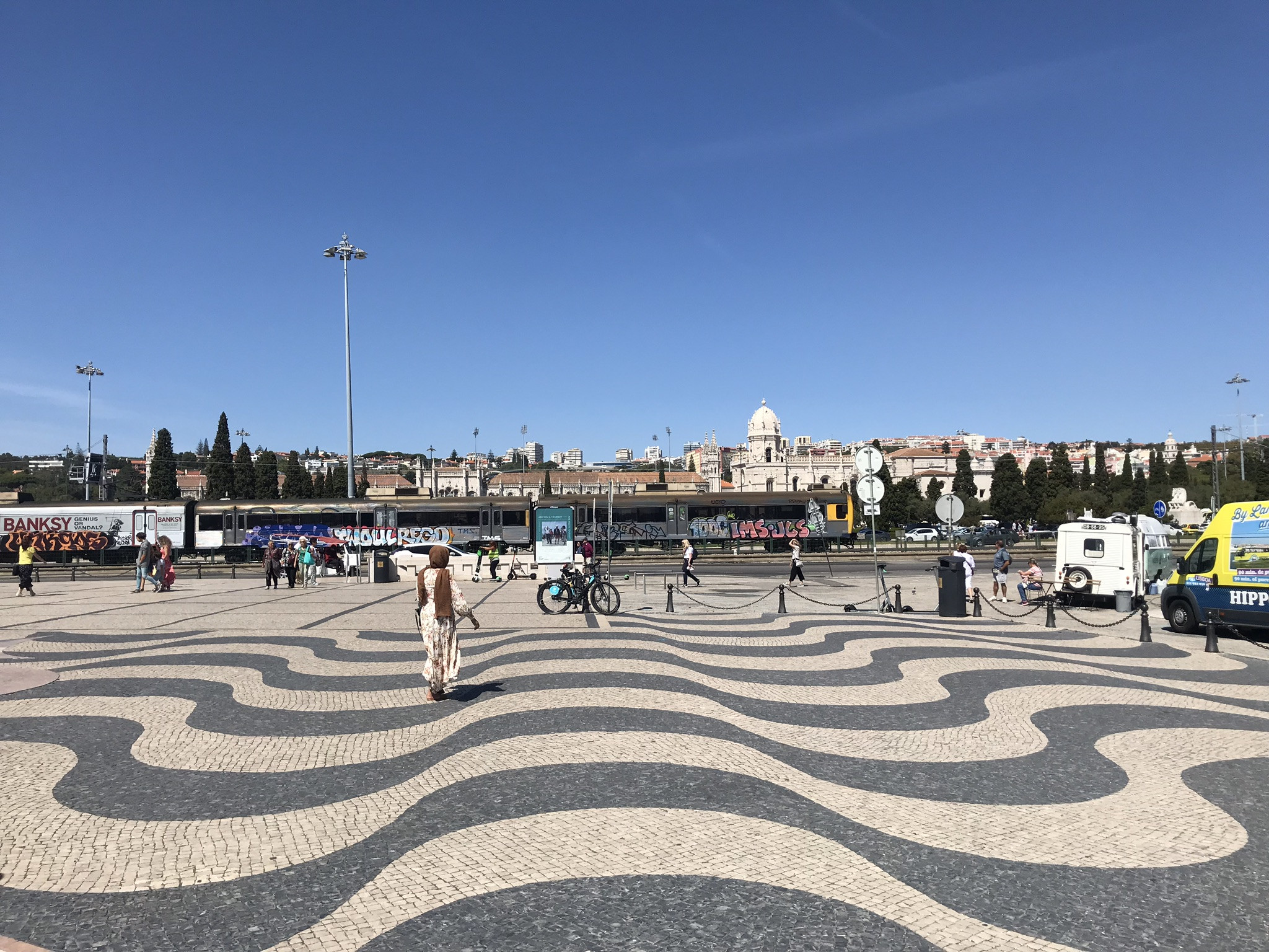Набережная в Лиссабоне с эффектом волны – фотографии Португалии