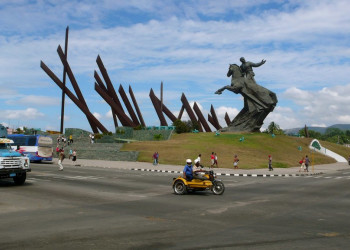 Памятник в Сантьяго-де- Куба, Куба. Фото 5 – фотографии Кубы