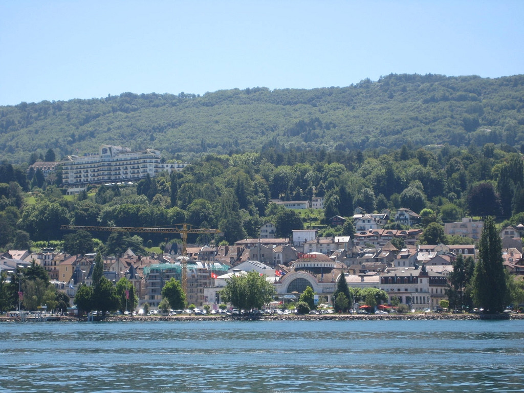 Дома в Эвиан-ле-Бен, Франция – фотографии Франции