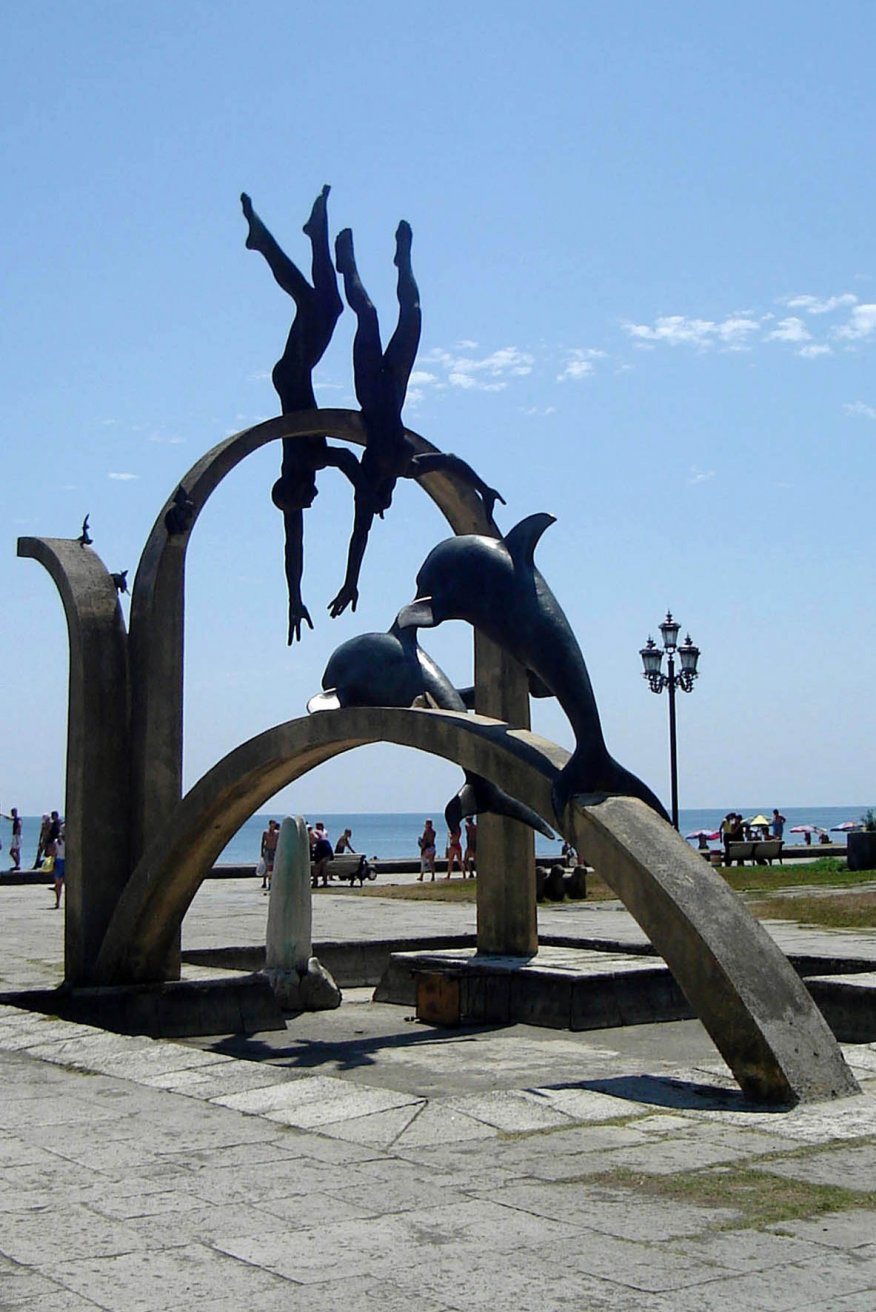 Скульптура «Ныряльщики» в Пицунда, Абхазия. Фото 1 – фотографии Абхазии