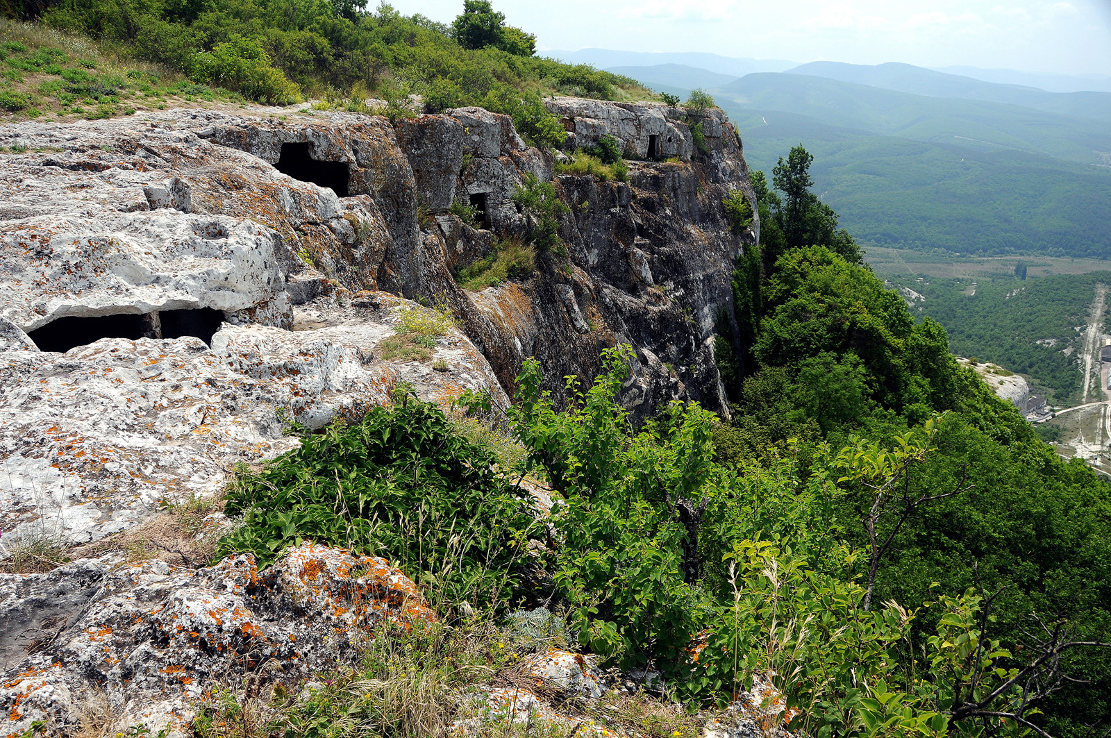 Древняя пещерная крепость Тепе-Кермен в Бахчисарае в Крыму – фотографии России