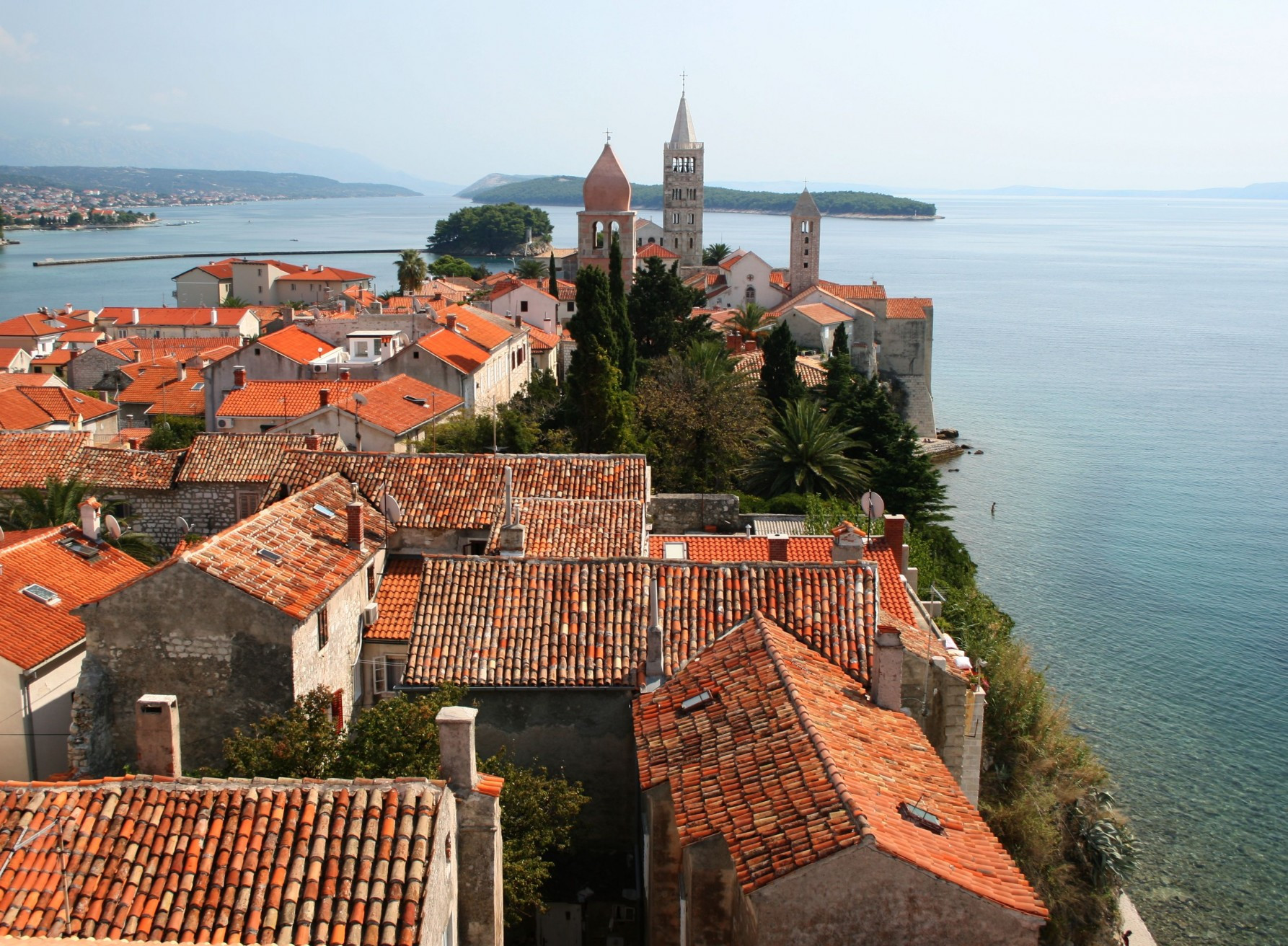Крыши домов в Раб, Хорватия. Фото 18 – фотографии Хорватии