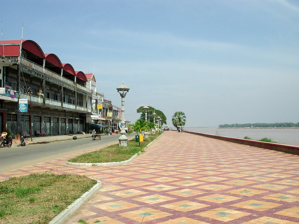 Набережная в Кампонгтяме, Камбоджа – фотографии Камбоджи