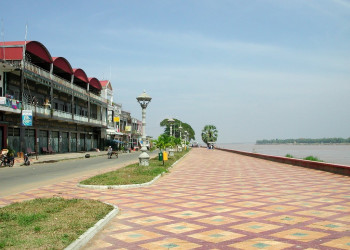 Набережная в Кампонгтяме, Камбоджа – фотографии Камбоджи